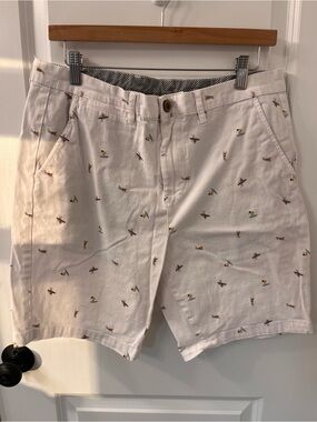 Jachs White Embroidered Surf Print Men’s Flat Front Shorts, Waist 32